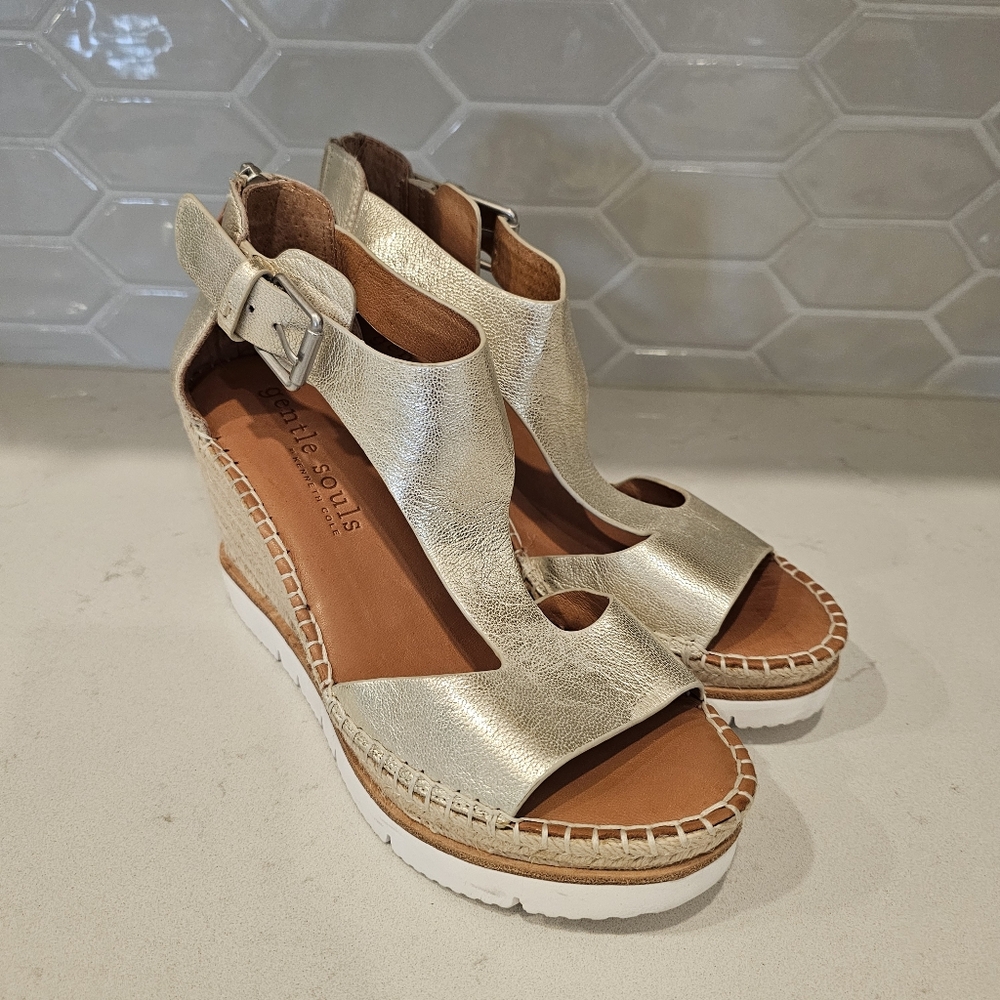 Kenneth Cole Gentle Souls Elyssa T-Strap Rose Gold Wedge Sandals, 7.5